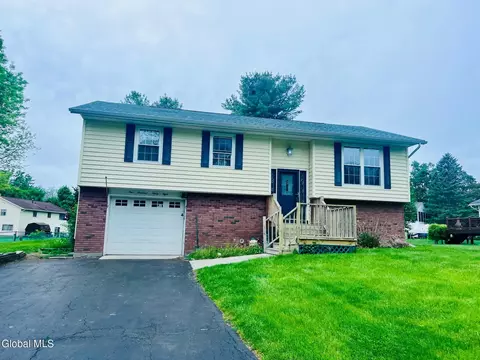 138 Springhollow Dr, Cohoes, NY 12047