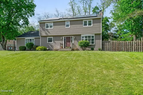 9 Haviland Dr, Schenectady, NY 12302
