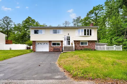 8 Amy Ln, Albany, NY 12205
