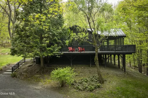 1 Van Bueran Dr, Hillsdale, NY 12529