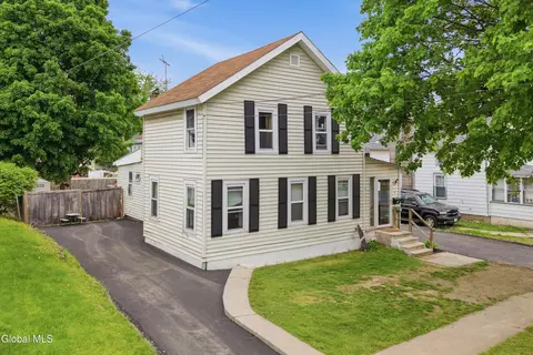 8 4th St, South Glens Falls, NY 12803