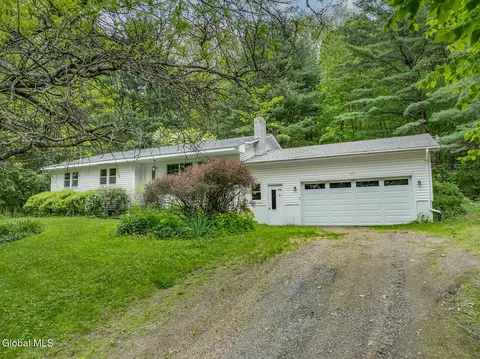 470 Hoag Rd, Valley Falls, NY 12185