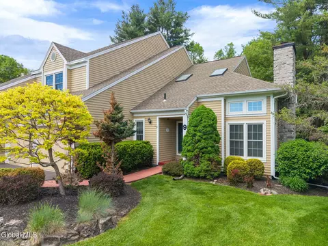 9 Ridgefield Dr, Voorheesville, NY 12186
