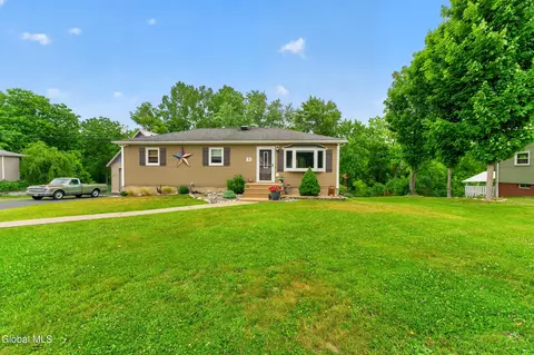 1305 Maple Hill Rd, Castleton On Hudson, NY 12033