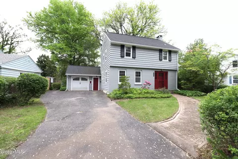 2132 Niskayuna Dr, Niskayuna, NY 12309
