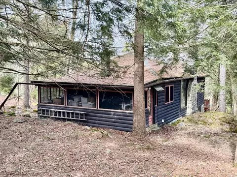 40 Pine Trl, Sand Lake, NY 12153