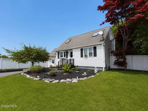 2 David Ct, Colonie, NY 12205