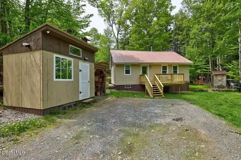 34 Lakeview Ter, Day, NY 12835