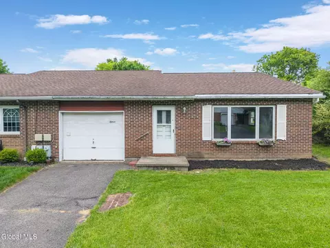 15 Olympian Dr, Slingerlands, NY 12159