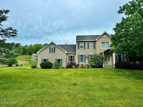 7 Ledgewood Dr, Troy, NY 12180