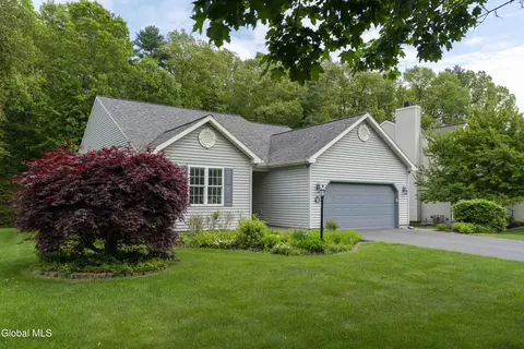18 Waterview Dr, Saratoga Springs, NY 12866