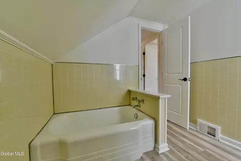 Bath - 1702 Lenox Rd, Schenectady, NY 12308 photo 6 of 7