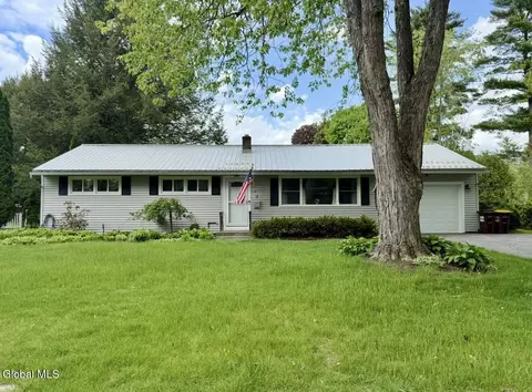 9 Reservoir Dr, Queensbury, NY 12804