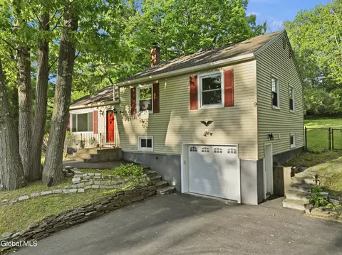 9 W Skyview Dr, Cohoes, NY 12047