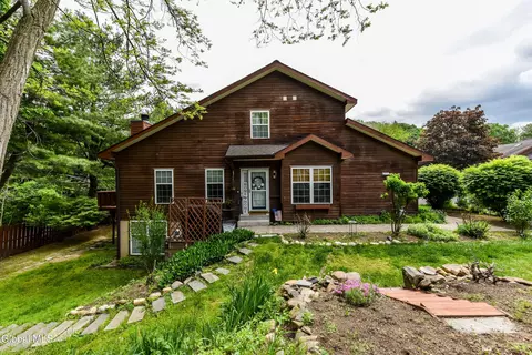 12 Tracey Ct, Troy, NY 12180