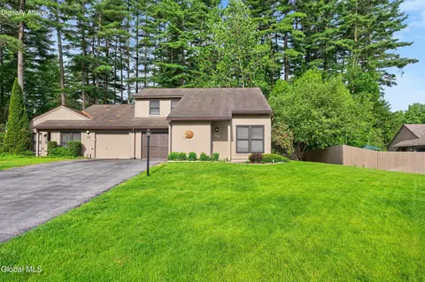 10 Margaret Dr, Queensbury, NY 12804