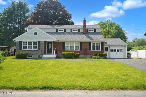 7 Silversmith Ln, Schenectady, NY 12306