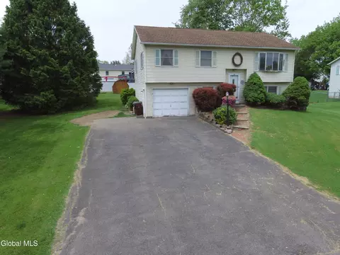 72 Magnolia Cir, Ravena, NY 12143
