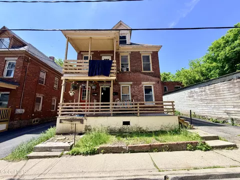 31 Elk St, Amsterdam, NY 12010