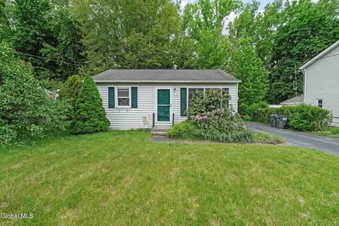 5 Mary Hadge Dr, Schenectady, NY 12309