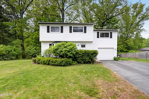 18 Michael Dr, Saratoga Springs, NY 12866