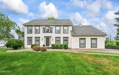 9 Owasco Ct, Niskayuna, NY 12309