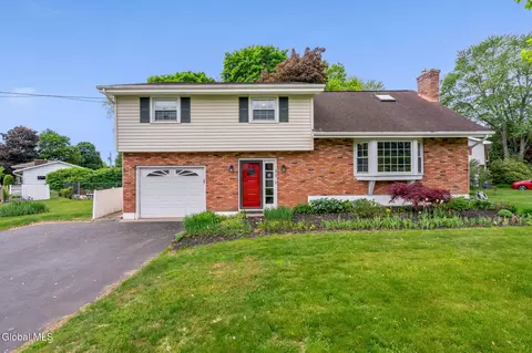 11 Sparton Ln, Ballston Lake, NY 12019