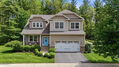 4 Annie Dr, Saratoga Springs, NY 12866