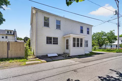 17 Hudson St, Waterford, NY 12188