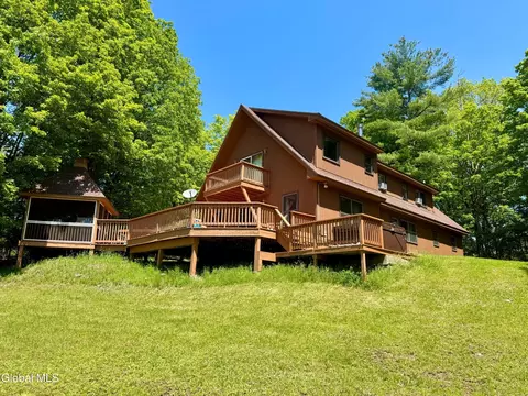 17 Ridgecrest Way, Whitehall, NY 12887