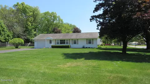 8 Spruce St, Hudson Falls, NY 12839