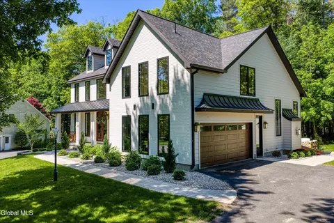 8 Emmons Dr, Clifton Park, NY 12065