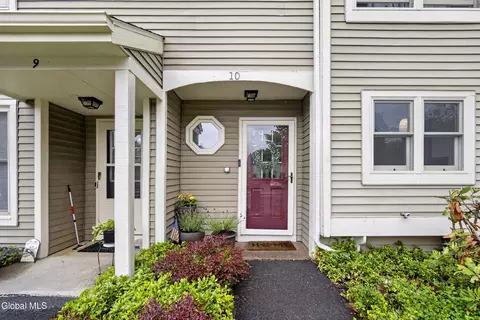 10 Redcoat Ct, Halfmoon, NY 12065