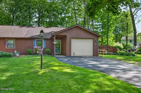 31 Glenbrook Dr, Clifton Park, NY 12065