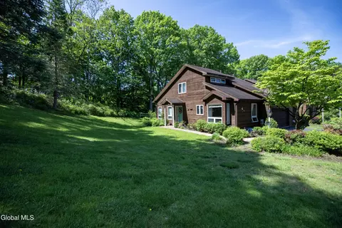 32 Lillian Ln, Troy, NY 12180