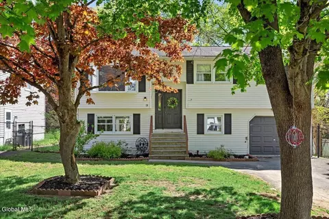 19 James Ln, Troy, NY 12182