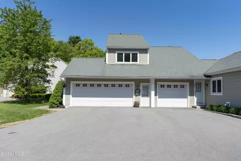 83 Pepper Ln, Saratoga Springs, NY 12866