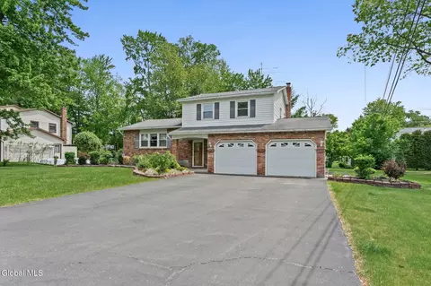 756 Hampshire Seat, Niskayuna, NY 12309