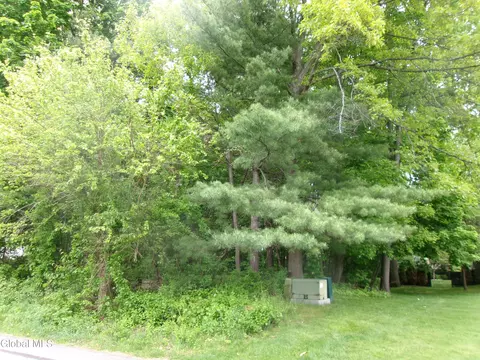 13 Pinecrest Dr, Schenectady, NY 12309 photo 4