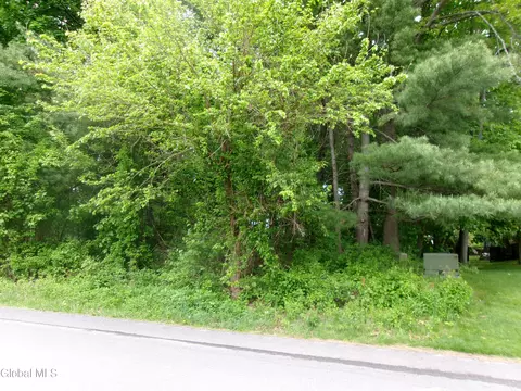 13 Pinecrest Dr, Schenectady, NY 12309 photo 3