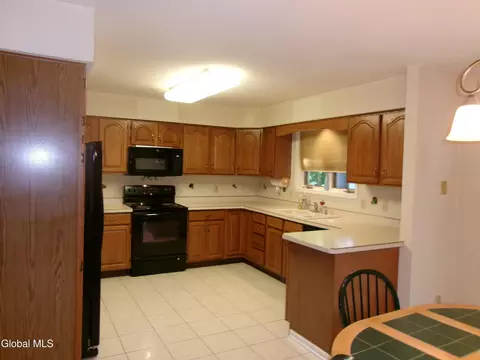Kitchen - 15 Pinecrest Dr, Schenectady, NY 12309 photo 4 of 8
