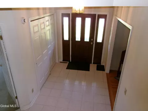 Entry Way - 15 Pinecrest Dr, Schenectady, NY 12309 photo 1 of 7