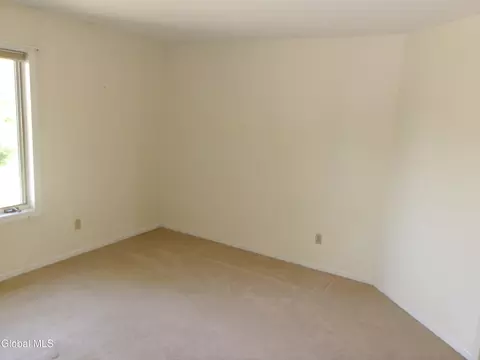 Bedroom - 15 Pinecrest Dr, Schenectady, NY 12309 photo 5 of 13