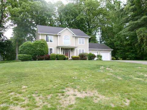 15 Pinecrest Dr, Schenectady, NY 12309