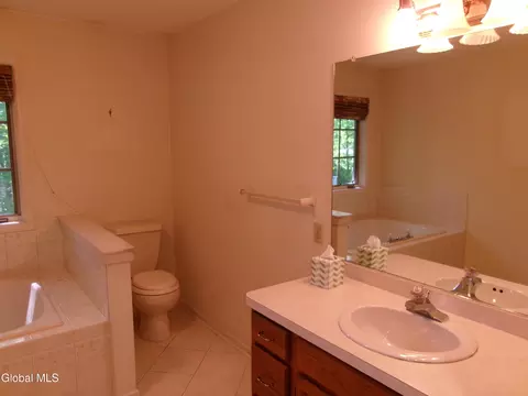 Bath - 15 Pinecrest Dr, Schenectady, NY 12309 photo 6 of 15