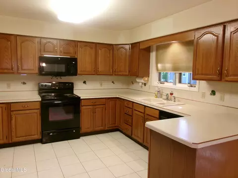 Kitchen - 15 Pinecrest Dr, Schenectady, NY 12309 photo 5 of 8