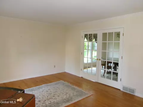 Living - 15 Pinecrest Dr, Schenectady, NY 12309 photo 2 of 12