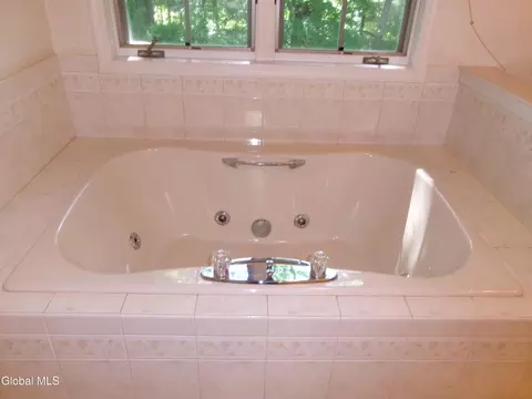 Bath - 15 Pinecrest Dr, Schenectady, NY 12309 photo 7 of 15