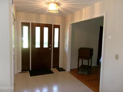 Entry Way - 15 Pinecrest Dr, Schenectady, NY 12309 photo 2 of 7