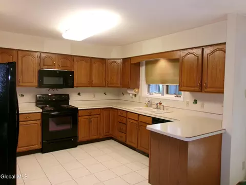 Kitchen - 15 Pinecrest Dr, Schenectady, NY 12309 photo 3 of 8